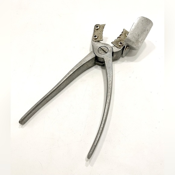 York Nut Sheller The TEXAN Model Aluminum Nut Cracker Vintage 7.5" - Picture 3 of 4